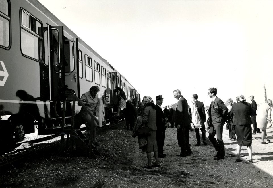 HUA-168849-Afbeelding van de extra trein voor de Chemische Kring naar de Europoort te Rotterdam