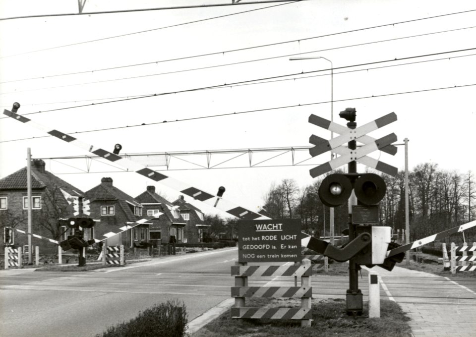 HUA-169447-Gezicht op de spoorwegovergang in de Hogeweg te Hoevelaken