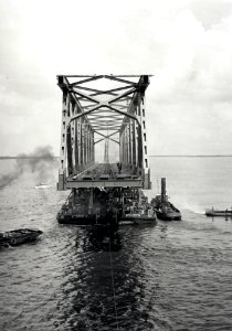 HUA-167985-Afbeelding van het invaren van een nieuw brugdeel voor de spoorbrug over het Hollands Diep (Moerdijkbrug) bij Moerdijk