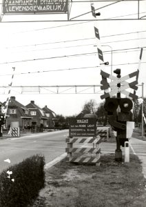 HUA-169448-Afbeelding van een AHOB bij de spoorwegovergang in de Hogeweg te Hoevelaken
