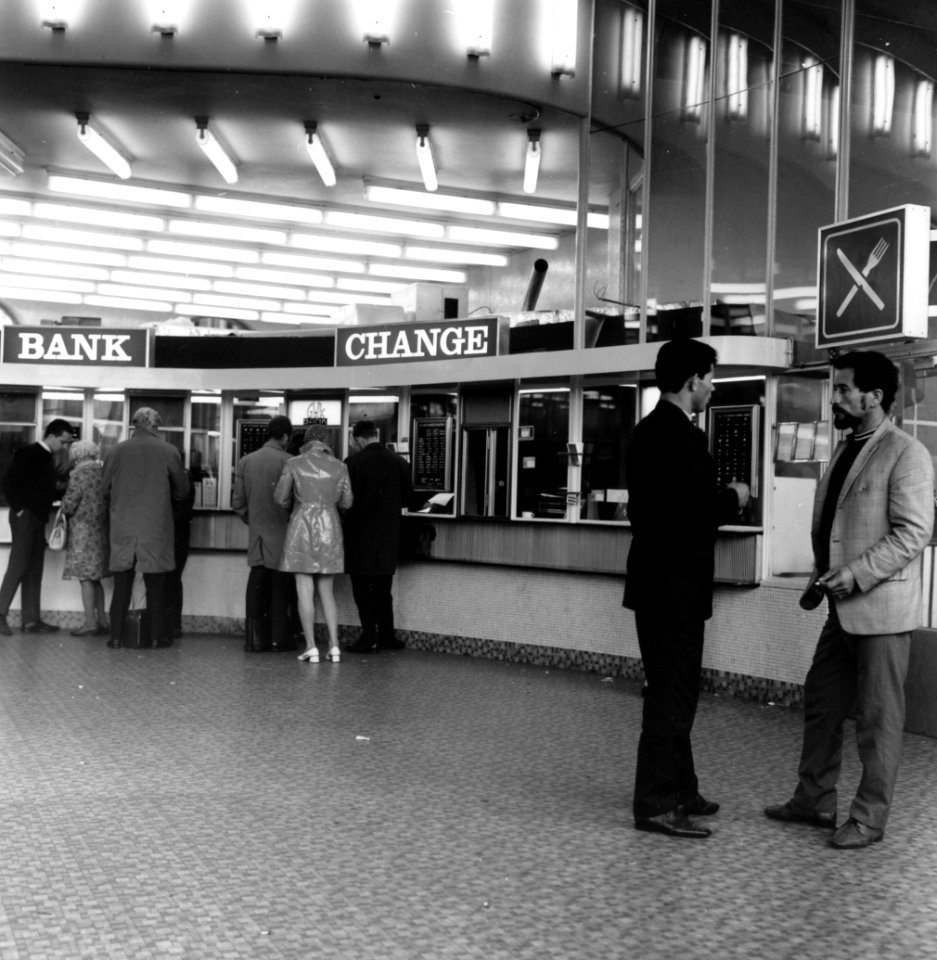 HUA-166140-Interieur van het N.S.-station Utrecht C.S. te Utrecht- stationshal, met Grenswisselkantoor