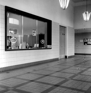 HUA-166141-Interieur van het N.S.-station Sneek te Sneek- hal met loketten