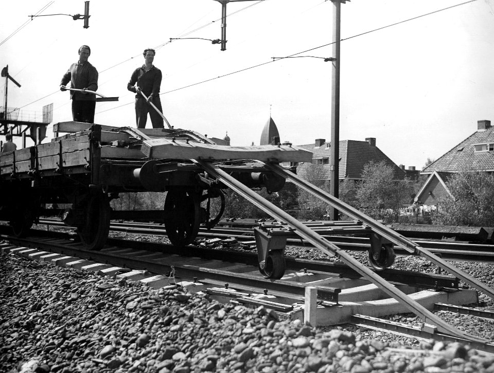 HUA-167769-Afbeelding van het leggen van een proefbaanvak met betonnen dwarsliggers bij Bilthoven