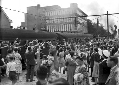 HUA-167545-Afbeelding van het vertrek per trein van een groep padvinders vanaf het N.S.-station Utrecht C.S. te Utrecht naar de Jamboree in Oostenrijk, met uitzwaaiende familieleden