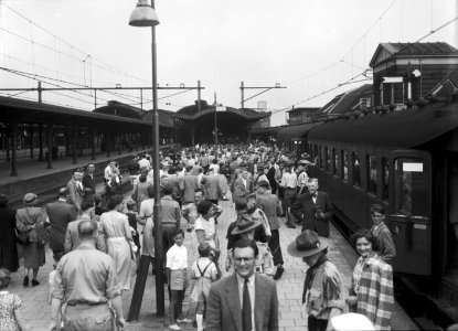 HUA-167544-Afbeelding van het vertrek van een groep padvinders per trein naar de Jamboree in Oostenrijk, op het perron van het N.S.-station Utrecht C.S. te Utrecht