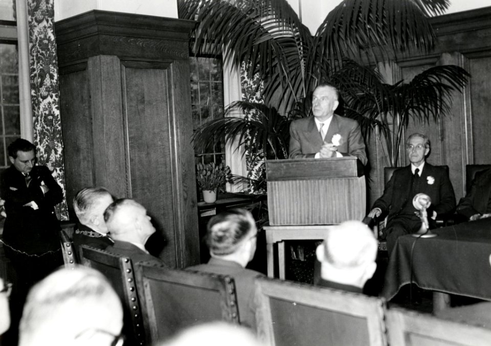 HUA-167883-Afbeelding van president-directeur dr. ir. F.Q. den Hollander van de N.S. tijdens zijn toespraak te Helmond (gemeentehuis?) ter gelegenheid van de electrificatie van de spoorlijn Eindhoven - Venlo