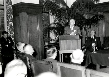 HUA-167883-Afbeelding van president-directeur dr. ir. F.Q. den Hollander van de N.S. tijdens zijn toespraak te Helmond (gemeentehuis?) ter gelegenheid van de electrificatie van de spoorlijn Eindhoven - Venlo