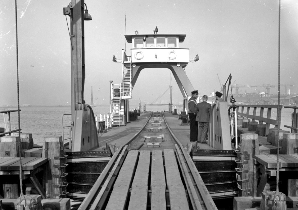 HUA-167593-Afbeelding van de Spoorpont II van Rederij Koppe voor het overzetten van goederenwagens tussen de Rietlanden en Amsterdam Noord (raccordement Distelweg), bij de aanlegplaats te Amsterdam Noord