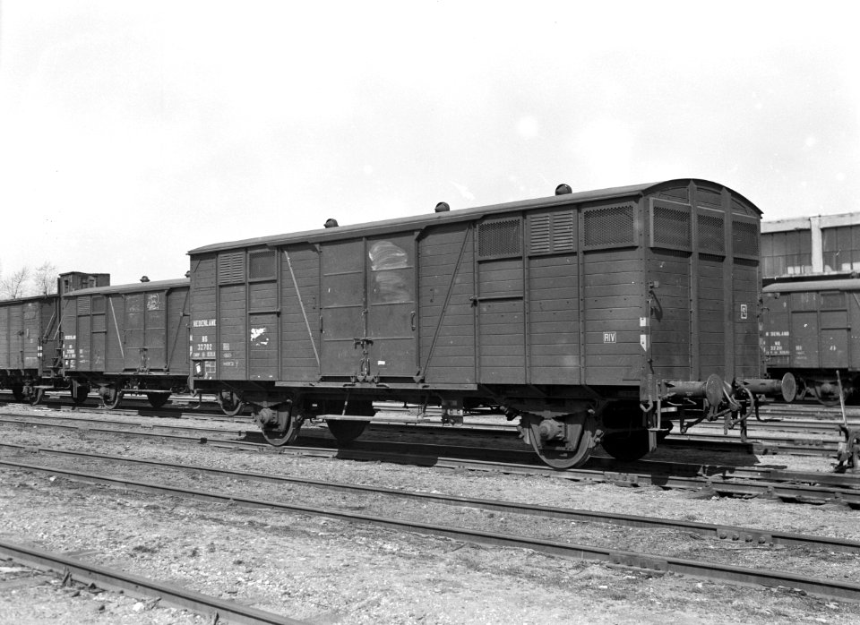 HUA-167522-Afbeelding van de gesloten goederenwagen nr NS 32702 type CHRP van de NS