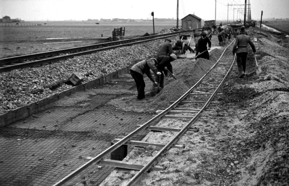 HUA-165750-Afbeelding van het storten van beton langs de spoorlijn bij Duivendrecht ten behoeve van de baanverzwaring tussen Amsterdam en Utrecht