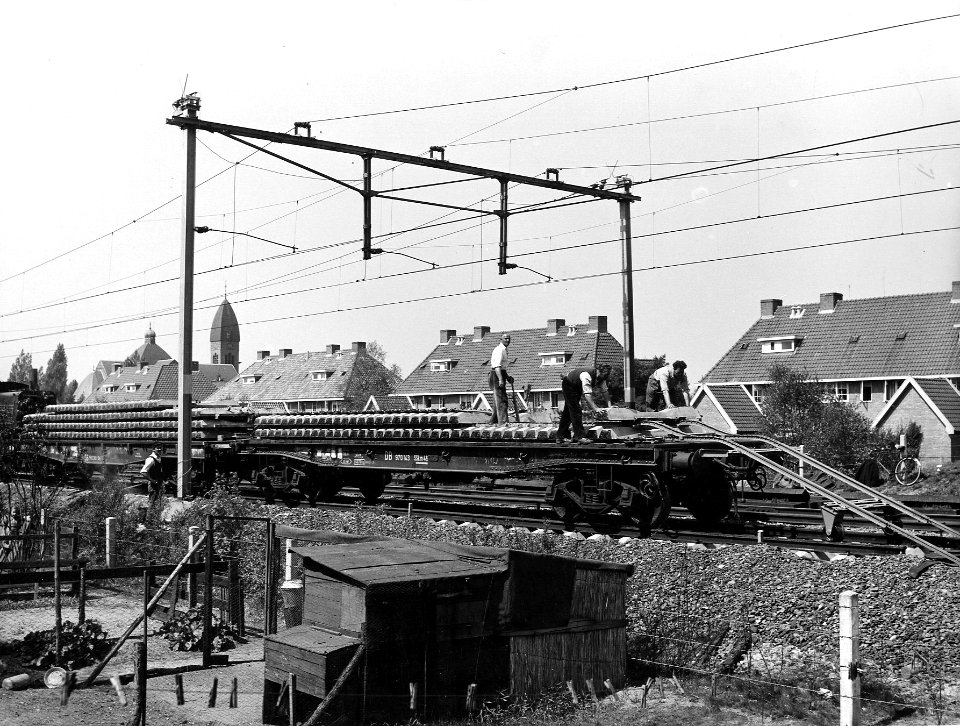 HUA-167768-Afbeelding van het leggen van een proefbaanvak met betonnen dwarsliggers bij Bilthoven