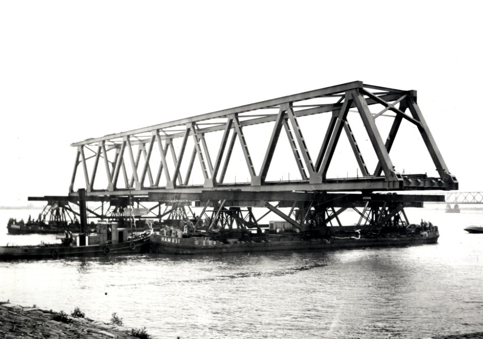 HUA-167924-Afbeelding van het invaren van een nieuw brugdeel voor de spoorbrug over het Hollands Diep bij Moerdijk (Moerdijkbrug)