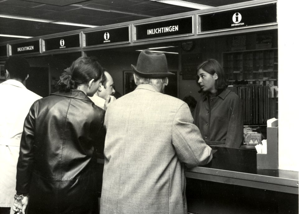 HUA-169302-Interieur van het N.S.-station Amsterdam C.S. te Amsterdam- inlichtingenbureau