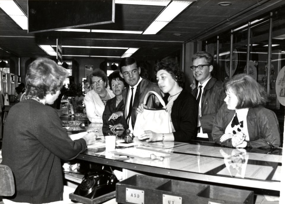 HUA-169294-Interieur van het N.S.-station Amsterdam C.S. te Amsterdam- inlichtingenbureau