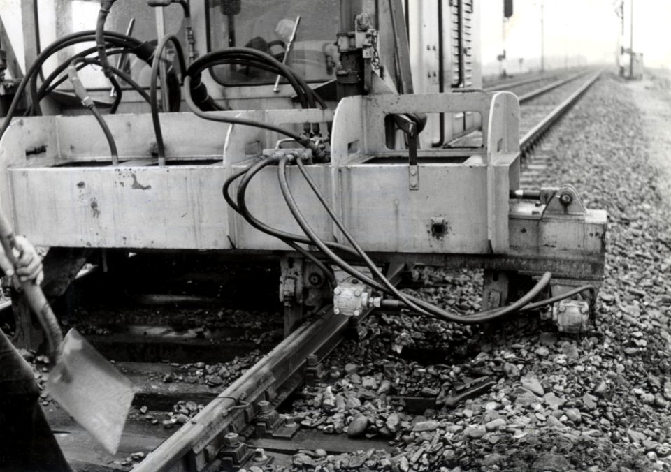 HUA-169666-Detail van de hormachine van de N.S. tijdens onderhoudswerkzaamheden aan de spoorlijn te Heerhugowaard