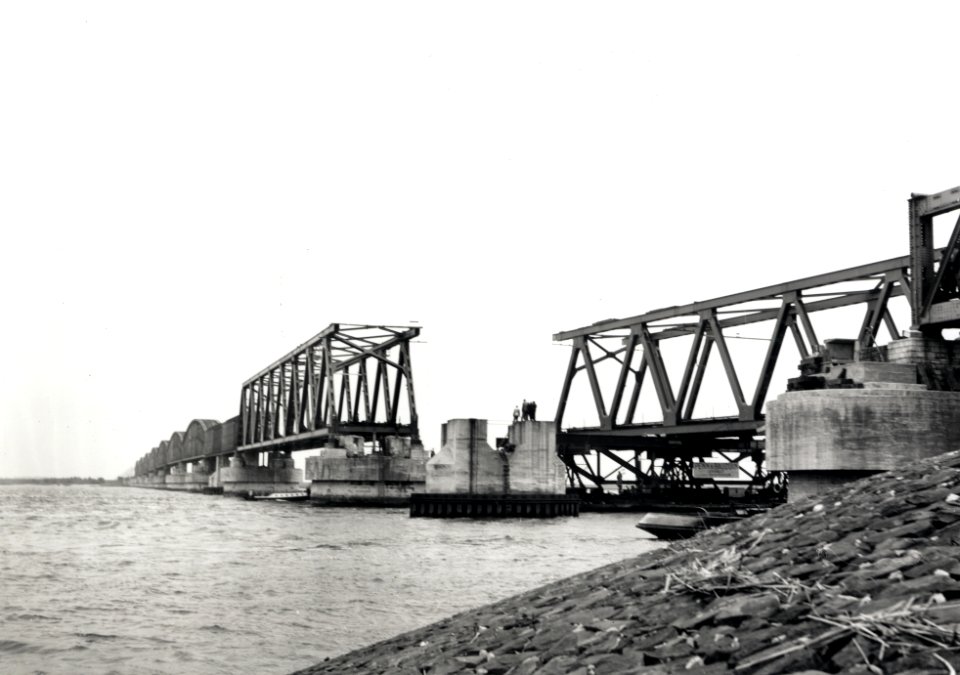 HUA-167923-Afbeelding van het invaren van een nieuw brugdeel voor de spoorbrug over het Hollands Diep bij Moerdijk Moerdijkbrug 