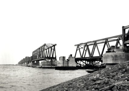 HUA-167923-Afbeelding van het invaren van een nieuw brugdeel voor de spoorbrug over het Hollands Diep bij Moerdijk Moerdijkbrug 
