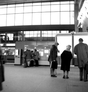 HUA-166162-Interieur van het N.S.-station Utrecht C.S. te Utrecht- hal, met vertrektijdenborden en plaatskaartenautomaten