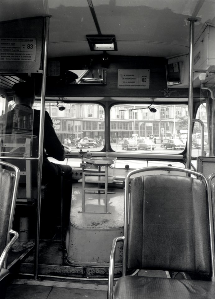 HUA-167947-Interieur van de Daf-Domburg autobus nr. 83 (serie 76-90) van het G.E.V.U. te Utrecht, met links de buschauffeur en op de achtergrond het Centraal Station (Stationsplein, N.S.-station Utrecht C.S.)