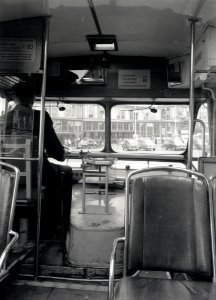 HUA-167947-Interieur van de Daf-Domburg autobus nr. 83 (serie 76-90) van het G.E.V.U. te Utrecht, met links de buschauffeur en op de achtergrond het Centraal Station (Stationsplein, N.S.-station Utrecht C.S.)