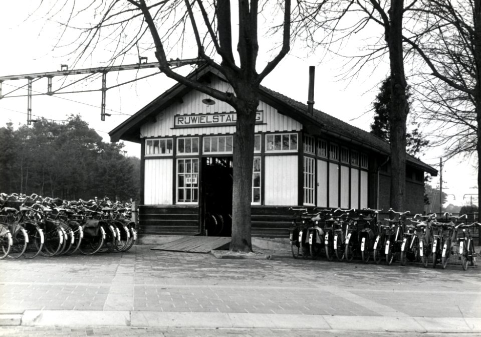 HUA-169273-Gezicht op de rijwielstalling bij het N.S.-station Nunspeet te Nunspeet