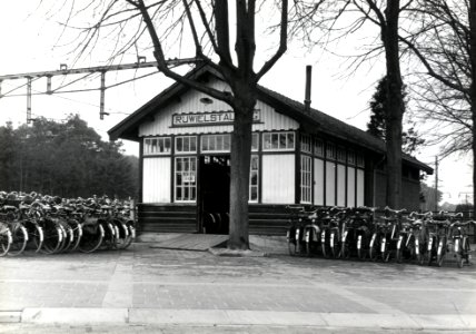 HUA-169273-Gezicht op de rijwielstalling bij het N.S.-station Nunspeet te Nunspeet