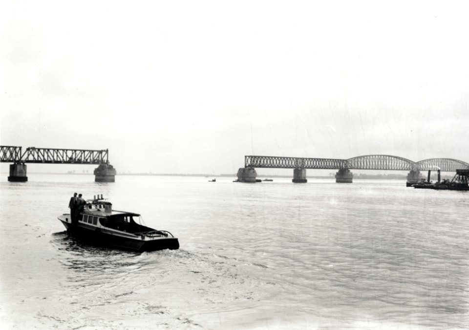 HUA-167931-Gezicht op de spoorbrug over het Hollands Diep bij Moerdijk (Moerdijkbrug), tijdens het invaren van een nieuw brugdeel