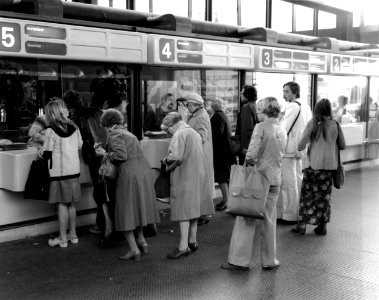 HUA-166122-Afbeelding van reizigers bij de loketten in de stationshal van het NS station Utrecht CS te Utrecht