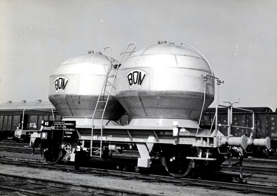 HUA-169587-Afbeelding van de silowagen blaas en druksilowagen nr NS 599602 van Pieter Bon voor het vervoer van spinkorrels op het terrein van de wagenwerkplaats 
