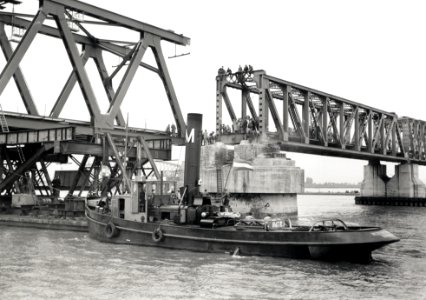 HUA-167930-Afbeelding van het invaren van een nieuw brugdeel (rechts) voor de spoorbrug over het Hollands Diep bij Moerdijk (Moerdijkbrug)
