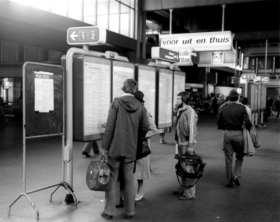 HUA-166121-Afbeelding van reizigers bij het vertrektijdenbord in de stationshal van het N.S.-station Utrecht C.S. te Utrecht