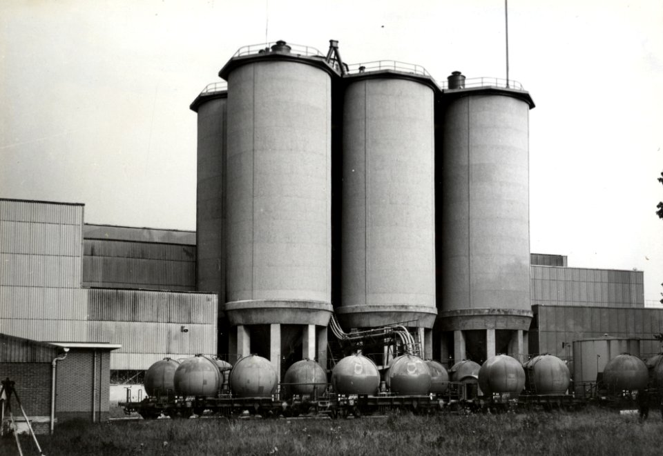 HUA-169582-Afbeelding van silowagens van N.S. voor het vervoer van cement naar Eternit BV te Goor