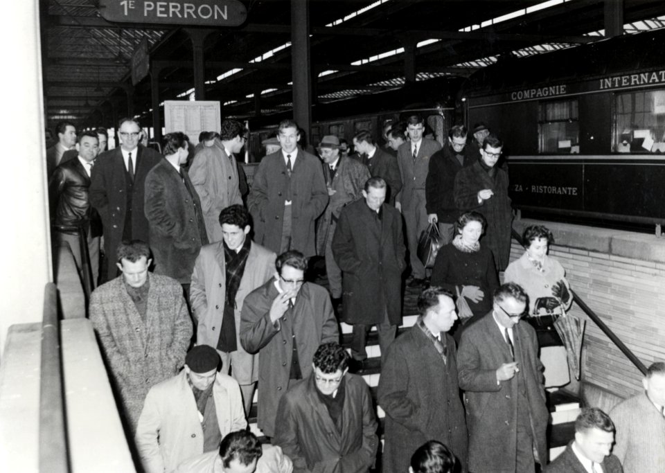 HUA-168840-Afbeelding van de bezoekers van de beurs Het Landbouwwerktuig in de RAI te Amsterdam op de perrontrap van het NS station Amsterdam Amstel Op de achter