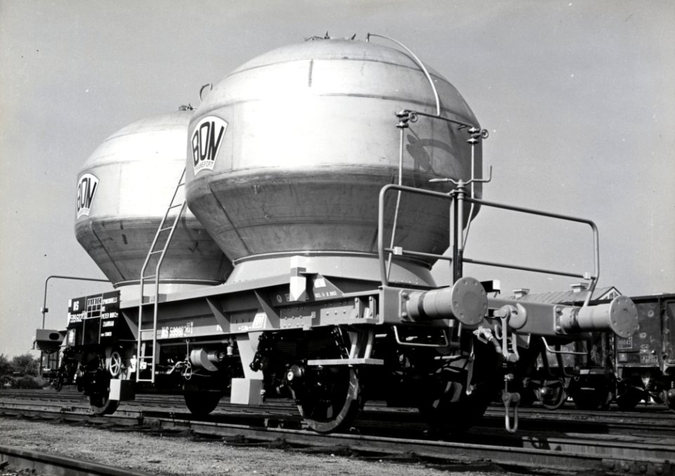 HUA-169590-Afbeelding van de silowagen (blaas- en druksilowagen) nr. NS 599602 van de Pieter Bon voor het vervoer van spinkorrels, op het terrein van de wagenwerkplaats te Amersfoort