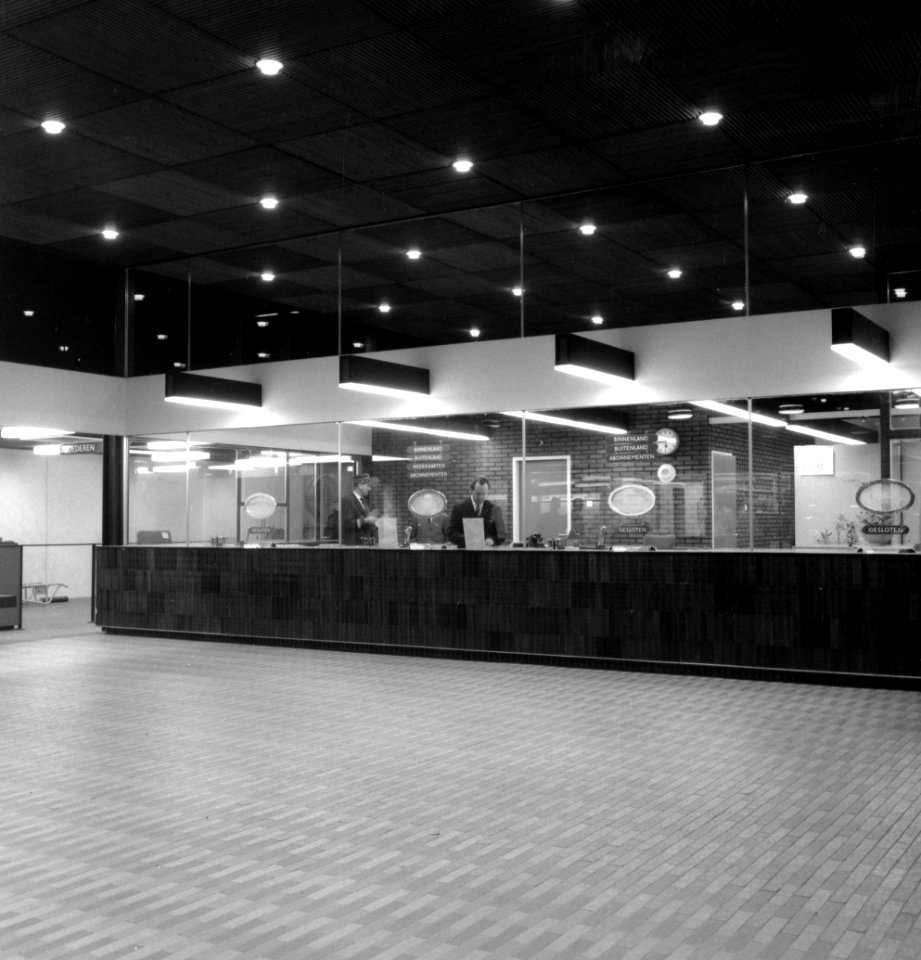 HUA-166158-Interieur van het NS station Zwijndrecht te Zwijndrecht hal met loketten