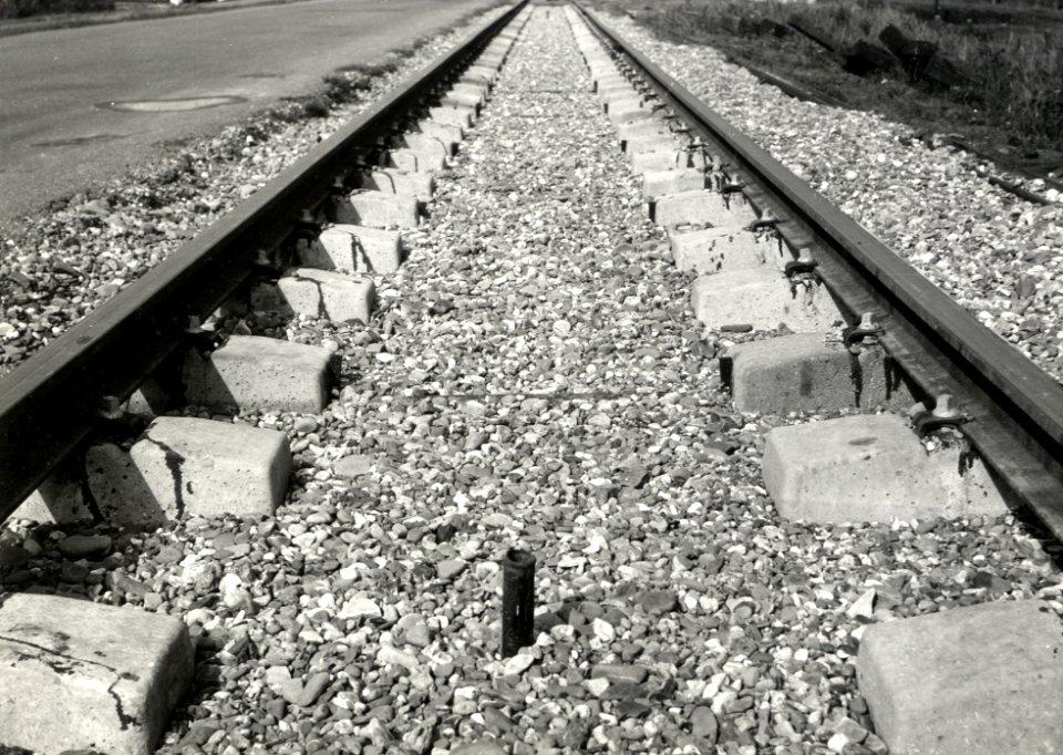 HUA-168957-Afbeelding van betonnen dwarsliggers (betonblokkenspoor) in de door de N.S. als goederenspoorweg geëxploiteerde voormalige N.T.M.-tramlijn Steenwijk-Makkinga te Eesveen