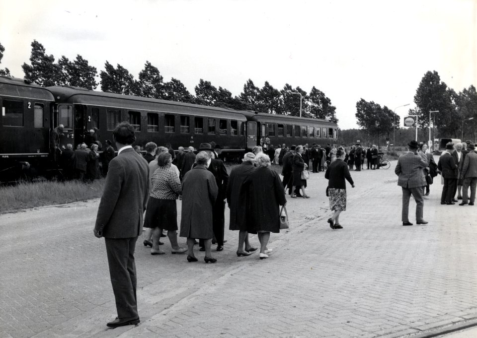 HUA-168825-Afbeelding van een groep bejaarden bij de extra trein, bestaande uit rijtuigen plan D van de N.S., voor de reis van "Ouden van Dagen" te Harderwijk Haven