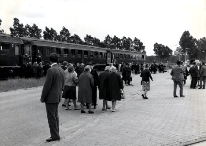 HUA-168825-Afbeelding van een groep bejaarden bij de extra trein, bestaande uit rijtuigen plan D van de N.S., voor de reis van "Ouden van Dagen" te Harderwijk Haven