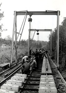 HUA-168954-Afbeelding van wegwerkers van de N.S. tijdens het monteren van spoorstaven op betonnen dwarsliggers te Klarenbeek