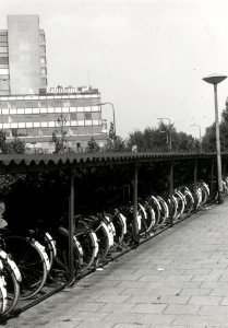 HUA-169256-Gezicht op de overdekte rijwielstalling bij het N.S.-station Utrecht Overvecht te Utrecht