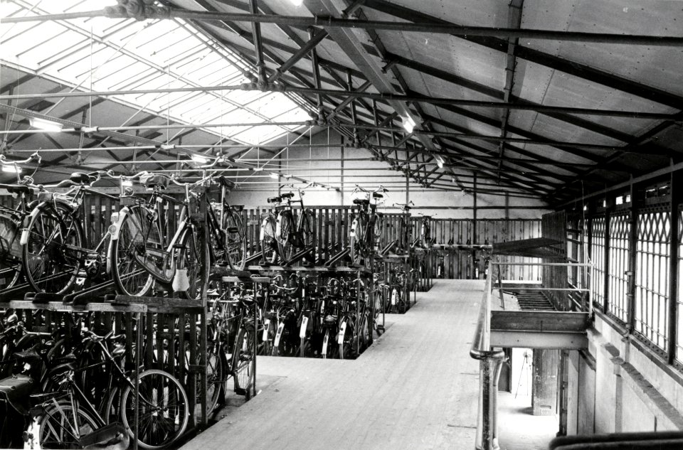 HUA-169241-Interieur van het de fietsenstalling van het N.S.-station Den Haag H.S. te Den Haag
