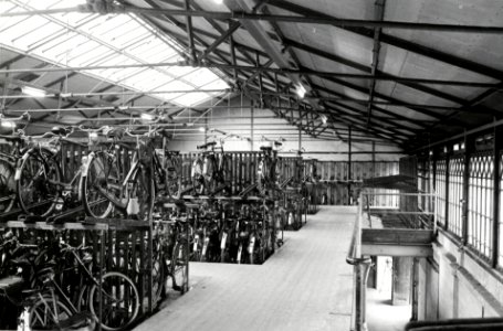 HUA-169241-Interieur van het de fietsenstalling van het N.S.-station Den Haag H.S. te Den Haag