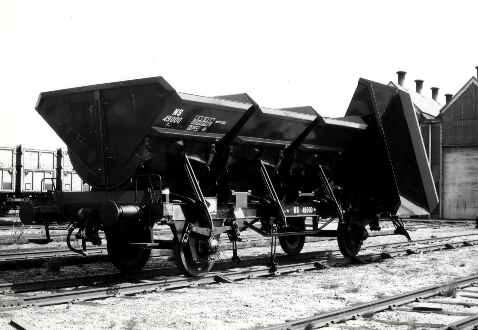 HUA-168381-Afbeelding van de kiepwagen (zandwagen) NS 49000 (type F-v) van de N.S. op het terrein van de wagenwerkplaats van de N.S. te Amersfoort