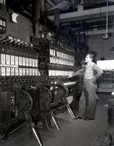 HUA-166379-Interieur van het seinhuis Post A van de N.S. te Utrecht (noordzijde N.S.-station Utrecht C.S.)- bloktoestel, met seinhuiswachter J.A. Dalderop