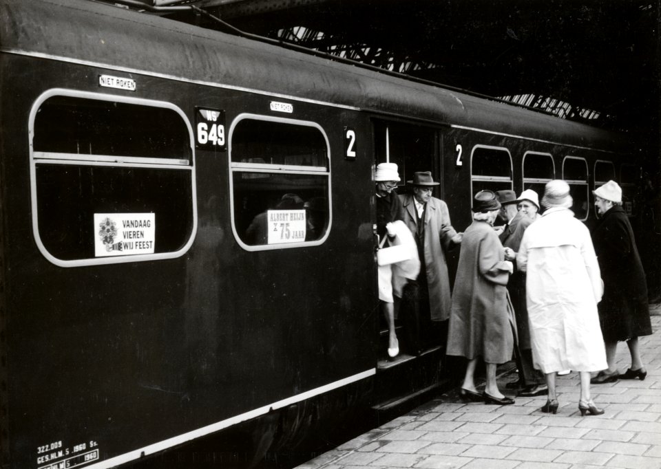 HUA-168818-Afbeelding van een gezelschap op het perron van het N.S.-station Amsterdam C.S. te Amsterdam, bij een extra trein ter gelegenheid van het 75-jarig jubileum van Albert Heijn