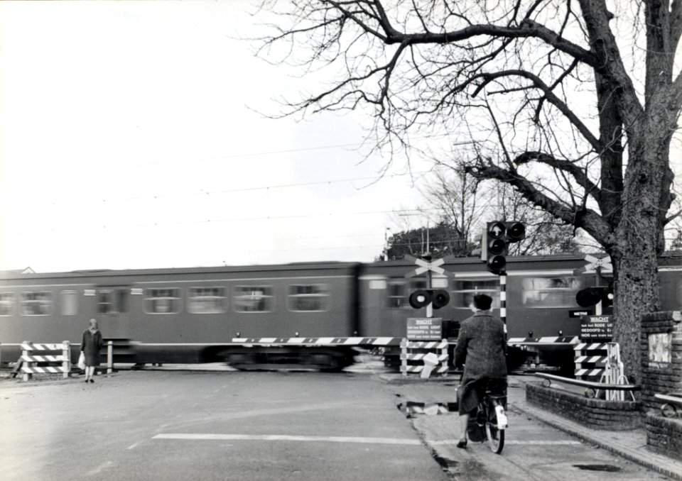 HUA-169429-Gezicht op de spoorwegovergang in de Dolderseweg te Den Dolder