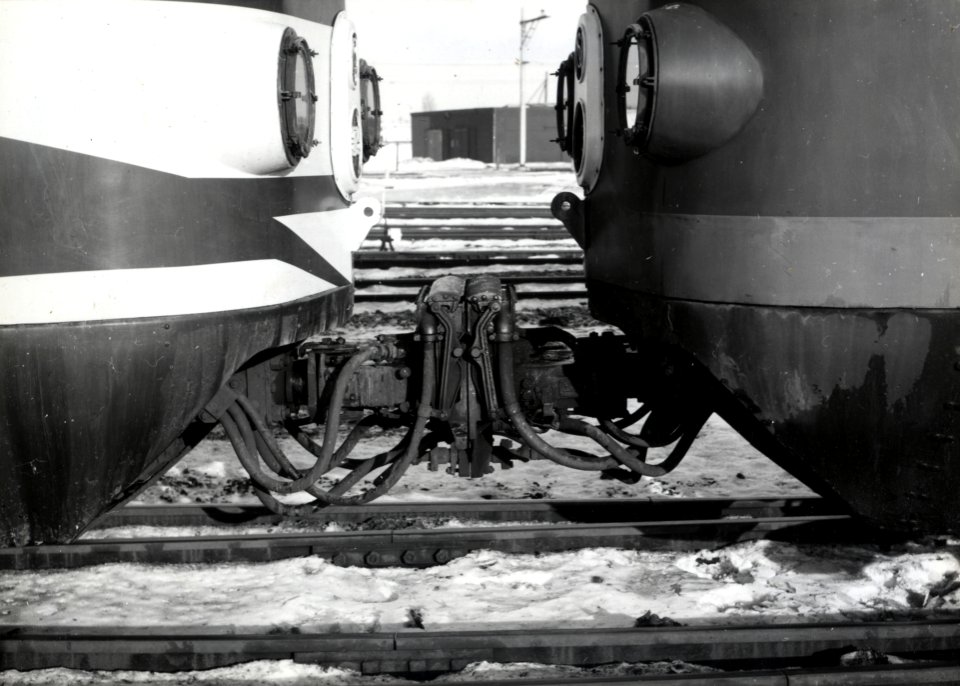 HUA-169508-Afbeelding van de koppeling van twee electrische treinstellen mat 1954 van de NS op het terrein van de lijnwerkplaats te Leidschendam