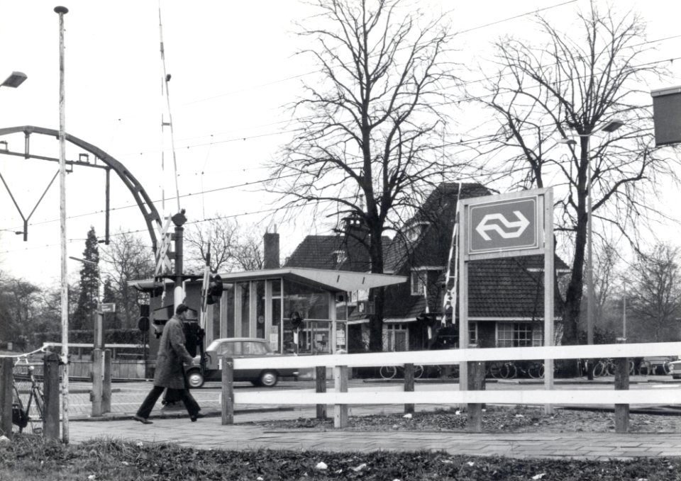 HUA-169445-Gezicht op de spoorwegovergang in de Soestdijkerstraatweg te Hilversum, bij het N.S.-station Hilversum Sportpark
