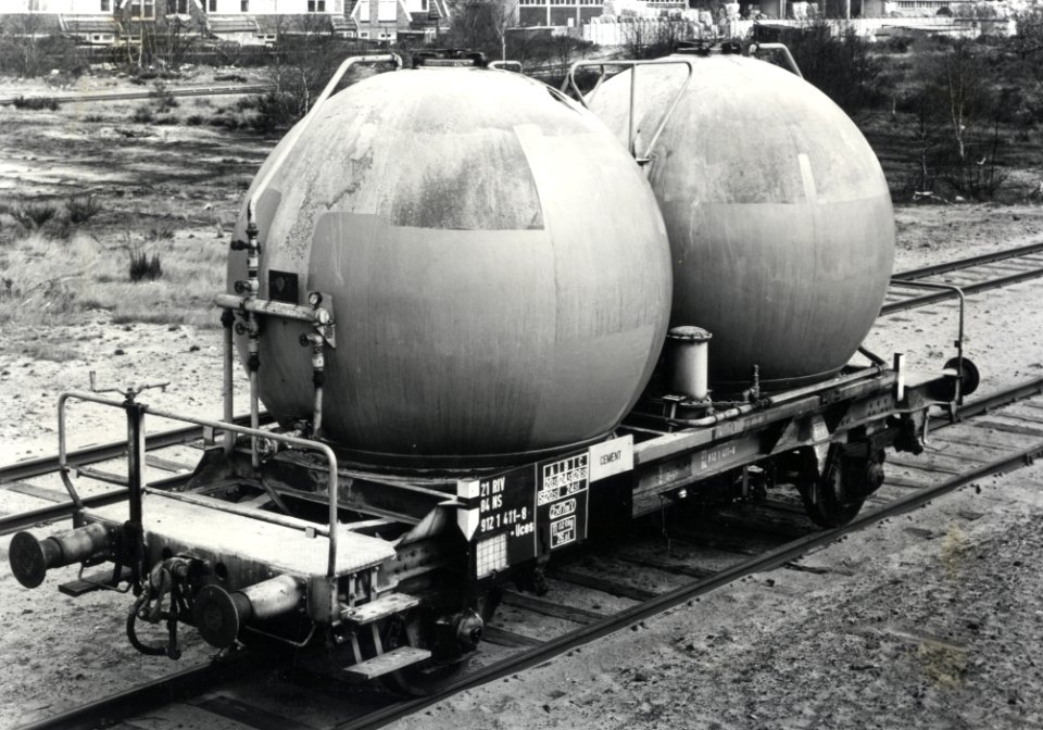 HUA-169585-Afbeelding van silowagen 2184 912 1 411-8 voor het vervoer van cement (type Uces) van de N.S. op het terrein van de wagenwerkplaats te Amersfoort