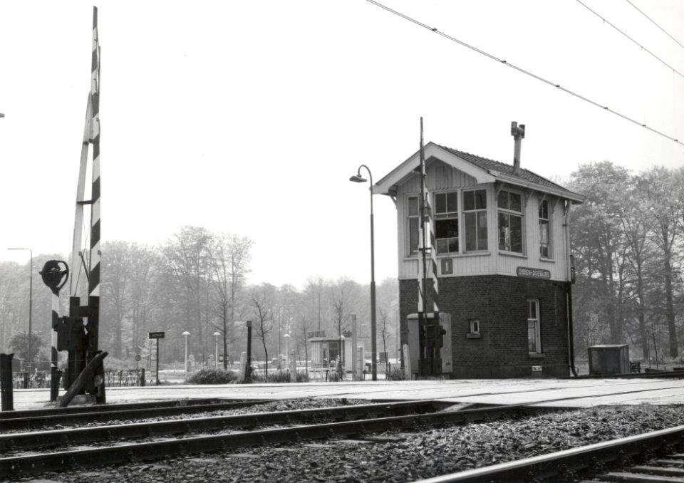 HUA-169390-Gezicht op het seinhuis Post I bij de spoorwegovergang in de Harderwijkerweg te Dieren